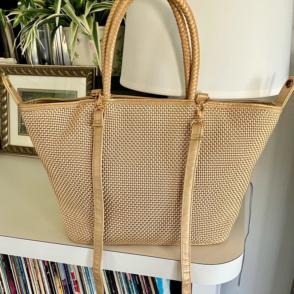 Worthington Gold Woven Crossbody Bag, Beautiful Golden Color, adjustable Sizes.